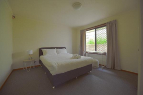 DingDing upst-airs yellow House Free parking, Sandy Bay